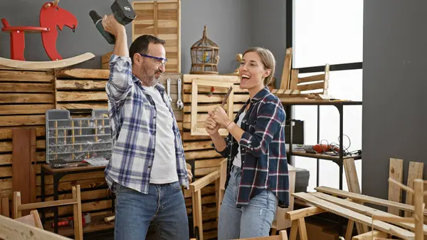 Dois Carpinteiros Ictéricos Homem Uma Mulher Dançando Perfurando Música Seu — Fotografia de Stock