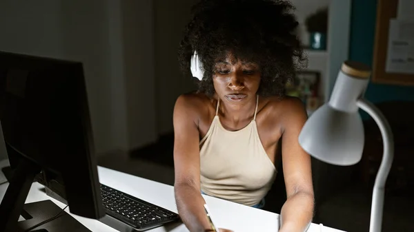 Afrika Kökenli Amerikalı Kadını Bilgisayar Kulaklık Kullanarak Ofiste Alıyor — Stok fotoğraf