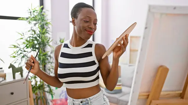 Selbstbewusste Afroamerikanische Künstlerin Die Kunststudio Tanzt Und Lächelt Während Sie — Stockfoto