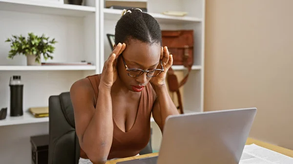 Estresada Mujer Negocios Afroamericana Sobrecargada Trabajo Oficina Utilizando Ordenador Portátil — Foto de Stock