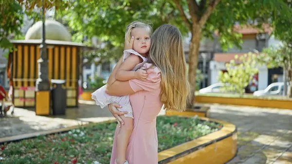Uvolněná Běloška Stojící Venku Městském Parku Svým Dítětem Emocionální Matka — Stock fotografie
