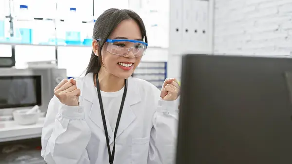 Podekscytowana Azjatycka Kobieta Naukowiec Fartuchu Laboratoryjnym Okulary Bezpieczeństwa Laboratorium Świętuje — Zdjęcie stockowe