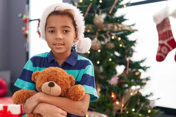 Adorable Niño Hispano Abrazando Oso Peluche Pie Junto Árbol Navidad — Foto de Stock