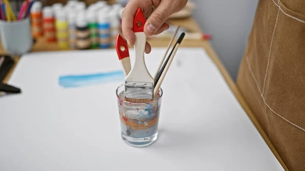 Joven Artista Hispano Limpiando Pincel Vaso Agua Estudio Arte — Foto de Stock