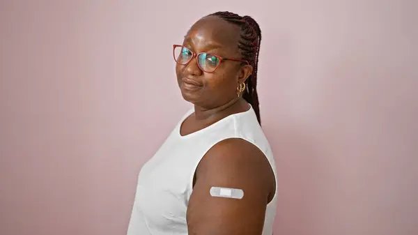 African American Woman Standing Serious Face Band Aid Arm Isolated — Stock Photo, Image