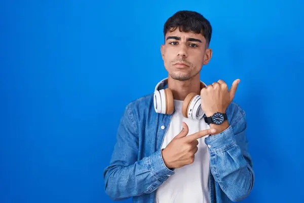 Young Hispanic Man Standing Blue Background Hurry Pointing Watch Time — Stock Photo, Image
