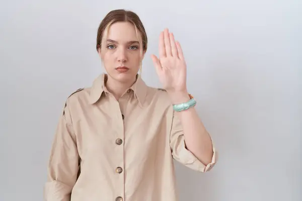 年轻的高加索女人穿着休闲装 用手的手掌停止歌唱 用消极而严肃的手势警告人 — 图库照片