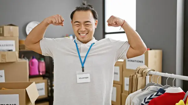 Sonriente Joven Chino Voluntario Con Confianza Con Fuerte Gesto Centro —  Fotos de Stock