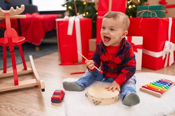 Sevimli Sarışın Bebek Ksilofon Çalıyor Evde Noel Hediyeleriyle Yerde Oturuyor — Stok fotoğraf