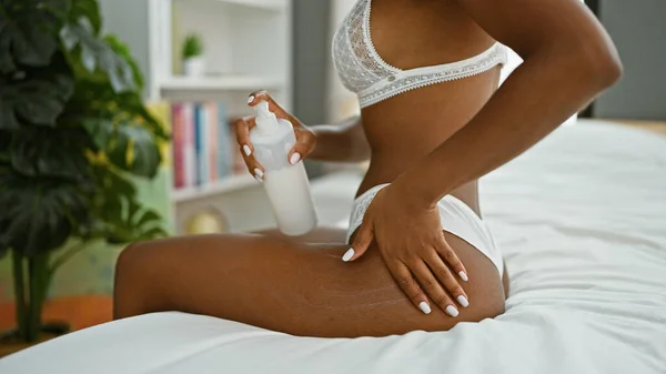 Afričanky Americká Žena Použití Ošetření Kůže Noze Vypadá Sexy Ložnici — Stock fotografie