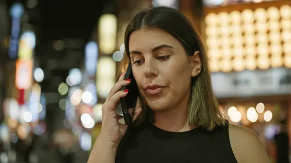 Confident Beautiful Hispanic Woman Joyfully Speaking Her Phone Tokyo City — Stock Photo, Image