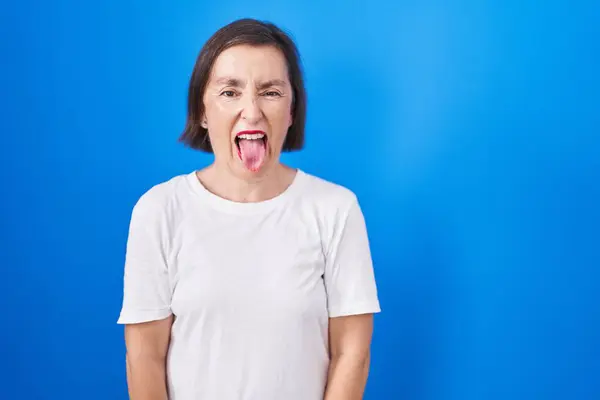 Mavi Arka Planda Dikilen Orta Yaşlı Spanyol Kadın Komik Bir — Stok fotoğraf