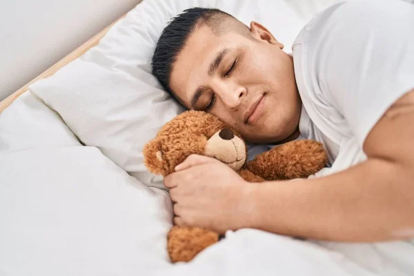 Joven Latino Abrazando Oso Peluche Acostado Cama Durmiendo Dormitorio — Foto de Stock