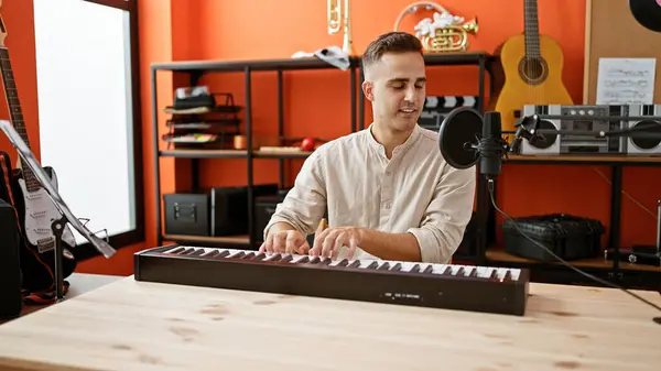Een Jonge Spaanse Man Speelt Keyboard Een Oranje Muziekstudio Vol — Stockfoto