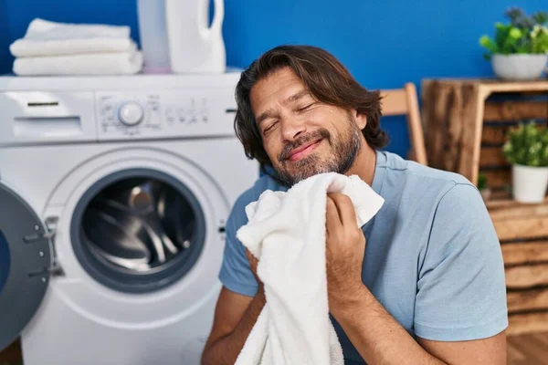 Středního Věku Muž Praní Oblečení Vonící Ručník Prádelně — Stock fotografie