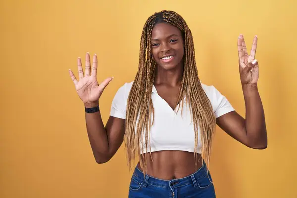 Sarı Arka Planda Örülmüş Saçları Olan Afro Amerikalı Bir Kadın — Stok fotoğraf