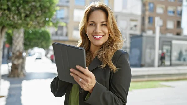 Cheerful Young Hispanic Woman Holds Tablet Sunny City Street Depicting — Stock Photo, Image