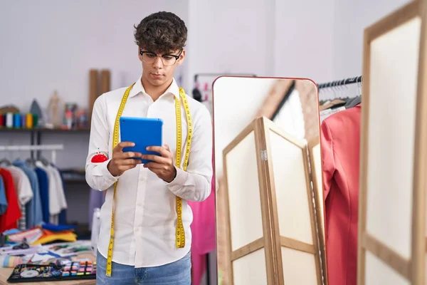Young Hispanic Teenager Tailor Using Touchpad Tailor Shop — Stock Photo, Image