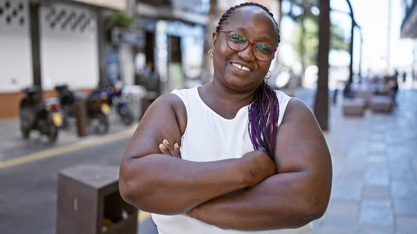 Mujer Afroamericana Confiada Trenzas Deportivas Gafas Sonriendo Ampliamente Pie Con —  Fotos de Stock