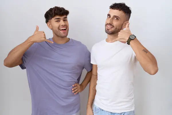 Pasangan Gay Homoseksual Berdiri Atas Latar Belakang Putih Tersenyum Melakukan — Stok Foto