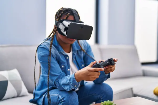 Африканская Американка Играет Видеоигры Используя Очки Виртуальной Реальности Джойстик Дома — стоковое фото