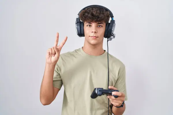 Der Hispanische Teenager Der Videospiel Spielt Hält Einen Lächelnden Controller — Stockfoto