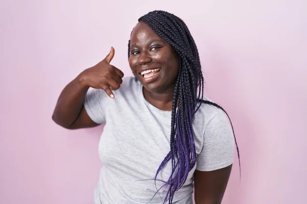 Jonge Afrikaanse Vrouw Die Een Roze Achtergrond Staat Glimlachen Telefoongebaar — Stockfoto