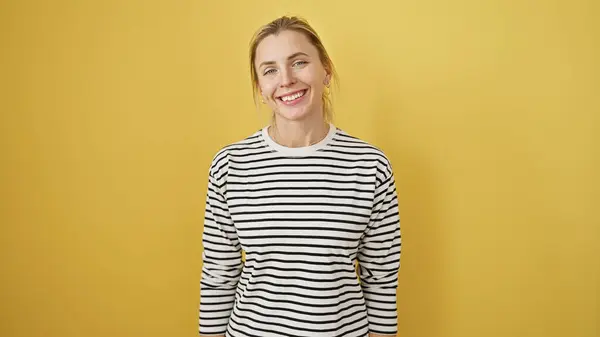 Uśmiechnięta Młoda Biała Kobieta Pasiastej Koszuli Żywym Żółtym Tle Emanuje — Zdjęcie stockowe