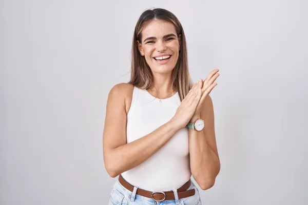 Mujer Joven Hispana Pie Sobre Fondo Blanco Aplaudiendo Aplaudiendo Felices —  Fotos de Stock