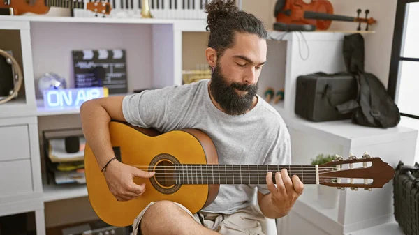 Homem Hispânico Tocando Guitarra Estúdio Música Moderna Com Instrumentos Sinal — Fotografia de Stock