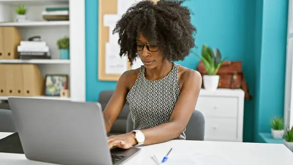Afrikaans Amerikaanse Vrouw Zakenman Met Behulp Van Laptop Kantoor — Stockfoto
