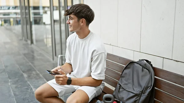 Sebevědomý Mladý Hispánský Teenager Usměje Napíše Sms Smartphone Vyhřívá Slunečním — Stock fotografie