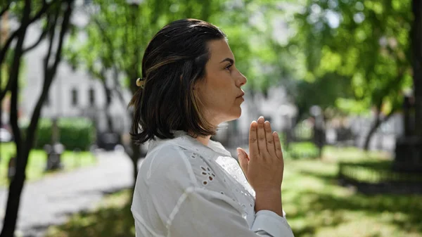 Beautiful Young Hispanic Woman Praying Mourning Tombstone Graveyard — Stock Photo, Image