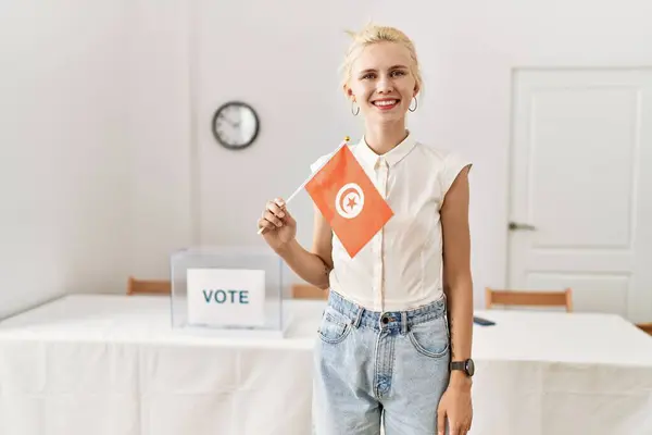 Junge Blonde Frau Mit Tunisie Fahne Lächelt Wahlkolleg — Stockfoto
