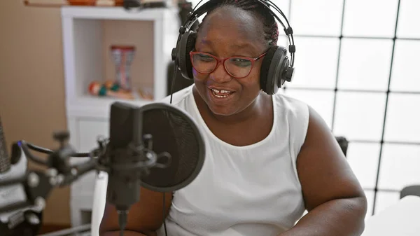 Reportera Afroamericana Con Auriculares Presentando Noticias Estudio Radio —  Fotos de Stock