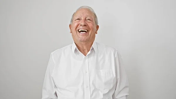 一个快乐的 面带微笑的老人的随意的快照 充满自信和欢乐 站在孤独的白色背景下 在成熟的生活方式中散发着幸福 — 图库照片