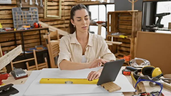 Young Beautiful Hispanic Woman Carpenter Using Touchpad Carpentry — Stock Photo, Image