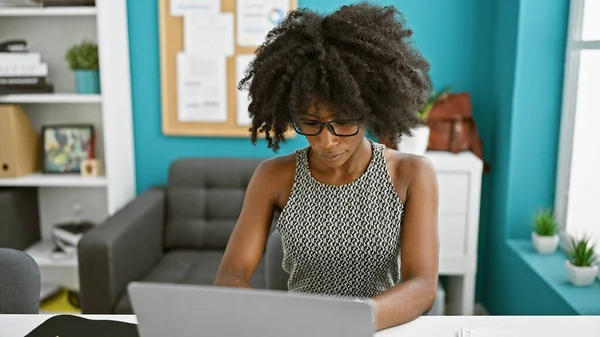 在办公室使用笔记本电脑的非洲裔美国女商人 — 图库照片