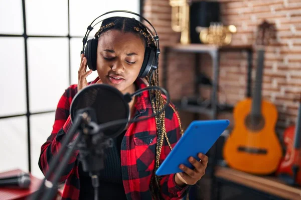 Afrikalı Amerikalı Kadın Müzisyen Müzik Stüdyosunda Touchpad Kullanarak Şarkı Söylüyor — Stok fotoğraf