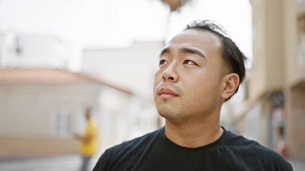 Sakin Rahat Genç Yakışıklı Çinli Bir Adam Ciddi Bir Ifade — Stok fotoğraf