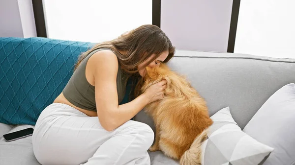 Giovane Donna Ispanica Con Cane Seduto Sul Divano Baciare Casa — Foto Stock