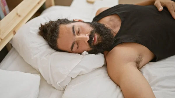 Bonito Jovem Hispânico Com Barba Dormindo Pacificamente Quarto Confortável Sua — Fotografia de Stock