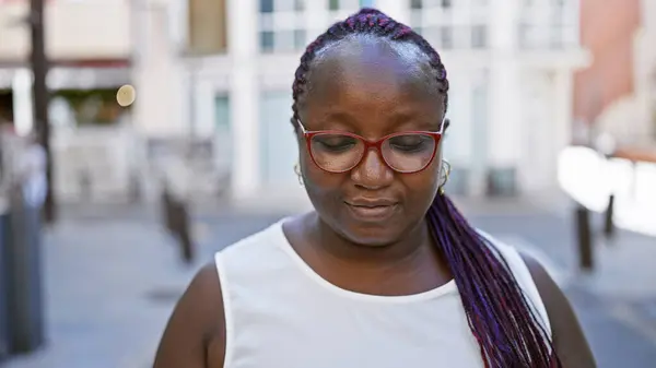 Relajada Mujer Afroamericana Con Sobrepeso Trenzas Luciendo Gafas Geniales Mirando —  Fotos de Stock