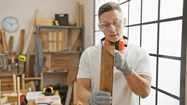 Young Hispanic Man Safety Gear Carefully Examines Wood Well Equipped — Stock Photo, Image