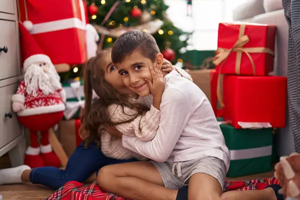 Brat Siostra Całują Się Przytulają Siedząc Podłodze Przy Prezentach Świątecznych — Zdjęcie stockowe