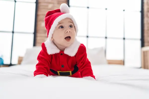 Αξιολάτρευτο Καυκάσιο Μωρό Που Φοράει Χριστουγεννιάτικη Στολή Ξαπλωμένο Στο Κρεβάτι — Φωτογραφία Αρχείου