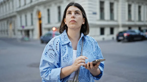 Jonge Mooie Spaanse Vrouw Met Smartphone Straten Van Wenen — Stockfoto