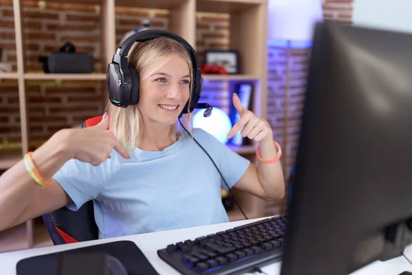 Junge Kaukasische Frau Die Videospiele Spielt Und Kopfhörer Trägt Sieht — Stockfoto
