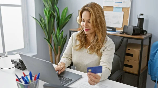 Professionele Spaanse Vrouw Met Een Creditcard Die Werkt Een Laptop — Stockfoto