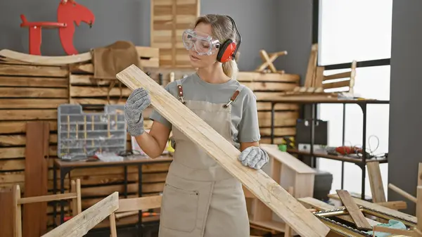 Eine Junge Frau Schutzausrüstung Hält Bauholz Einer Gut Ausgestatteten Tischlerei — Stockfoto